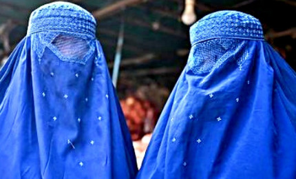 Afghanistan, i talebani obbligano le donne al burqa in pubblico
