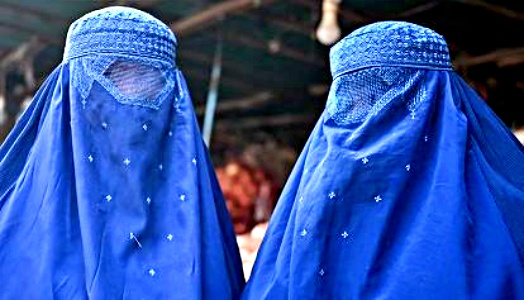 Afghanistan, i talebani obbligano le donne al burqa in pubblico