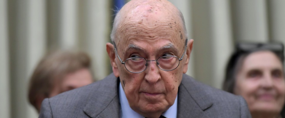 Intervento chirurgico all’addome per Napolitano, prognosi riservata