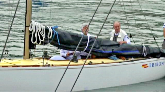 Juan Carlos I in barca a vela in Galizia, proteste in porto