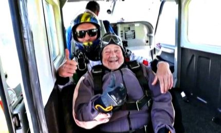 In Svezia è record, Rut si lancia col paracadute a 103 anni