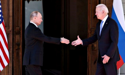 Biden firma altri 40 miliardi di aiuti all'Ucraina. Mosca vieta l'ingresso in Russia a Biden
