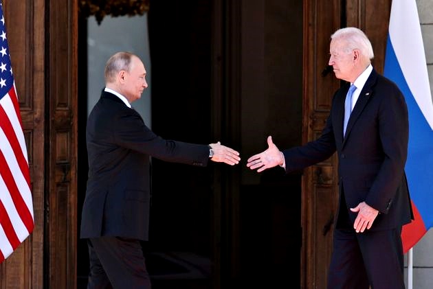 Biden firma altri 40 miliardi di aiuti all’Ucraina. Mosca vieta l’ingresso in Russia a Biden