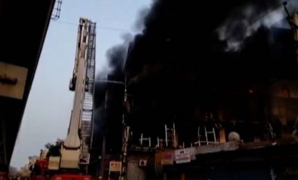 India, scoppia incendio a New Delhi: almeno 26 morti e 40 feriti