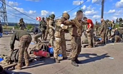 La Russia annuncia: Azovstal caduta, ecco la resa degli ultimi soldati. Shoigu a Putin: "Mariupol è nostra"