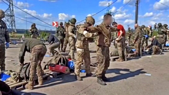 La Russia annuncia: Azovstal caduta, ecco la resa degli ultimi soldati. Shoigu a Putin: “Mariupol è nostra”
