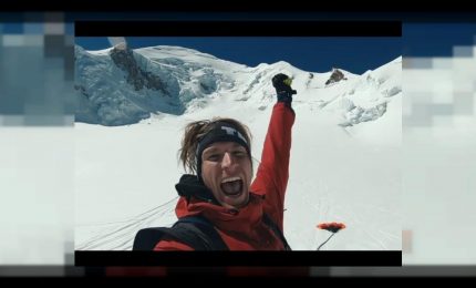 Spettacolare volo con gli sci di Matthias Giraud dal Monte Bianco