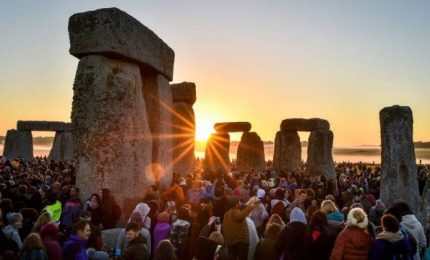 La magia dell'alba a Stonehenge: è il solstizio d'estate