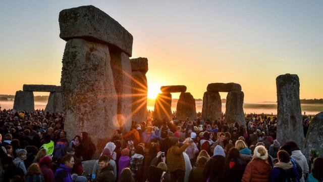 La magia dell’alba a Stonehenge: è il solstizio d’estate