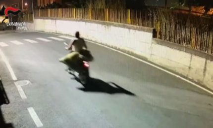 Napoli, uccide connazionale e trasporta il corpo sullo scooter