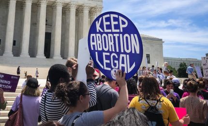 Corte Suprema ribalta Roe v.Wade: stop a diritto federale aborto. Biden: decisione porta indietro Usa di 150 anni