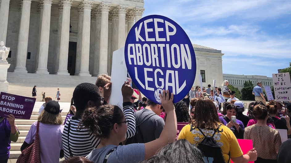 Corte Suprema ribalta Roe v.Wade: stop a diritto federale aborto. Biden: decisione porta indietro Usa di 150 anni