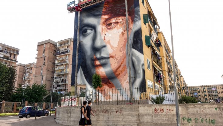 Jorit porta Fabrizio De Andrè sul nuovo murale di Scampia