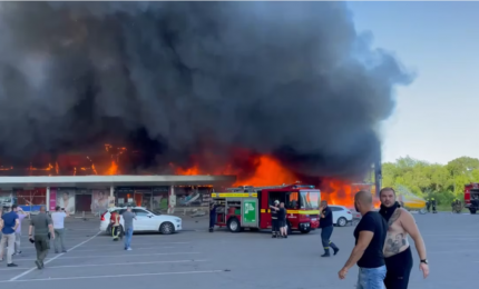 Missile russo colpisce centro commerciale di Kremenchuk. "Numero morti impensabile"