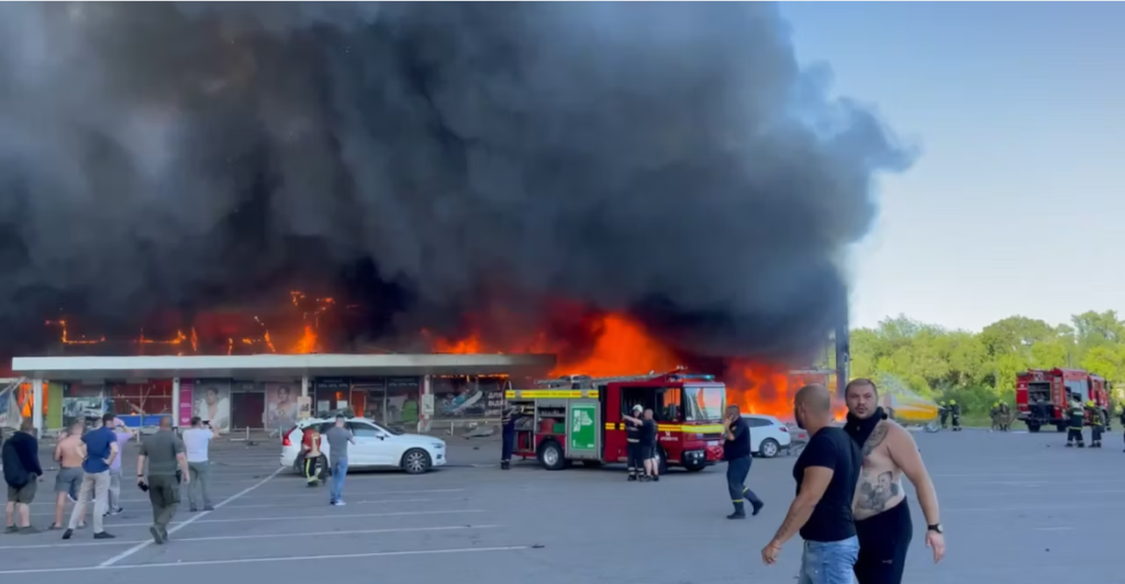 Missile russo colpisce centro commerciale di Kremenchuk. “Numero morti impensabile”