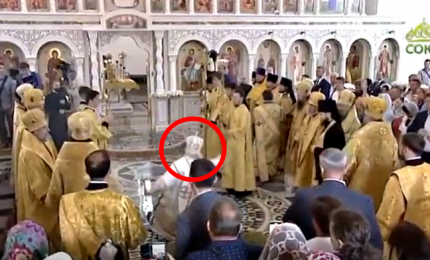 Patriarca russo Kirill cade per terra: pavimento bagnato