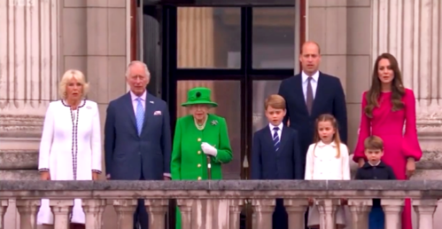 Elisabetta II si affaccia dal balcone di Buckingham Palace
