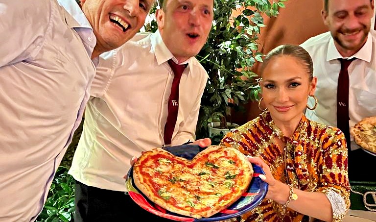 Jennifer Lopez a Capri tra gala di beneficienza, megayacht e pizza