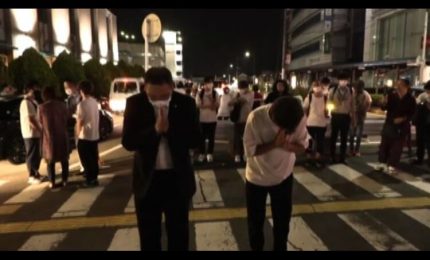 Giapponesi in preghiera a Nara, nel luogo dell'omicidio di Abe