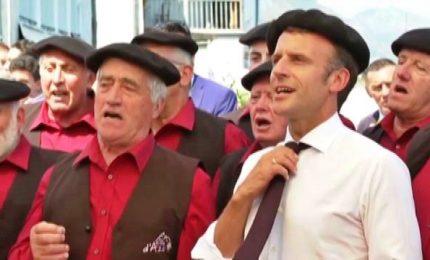 Macron con il basco canta con il coro locale negli Alti Pirenei