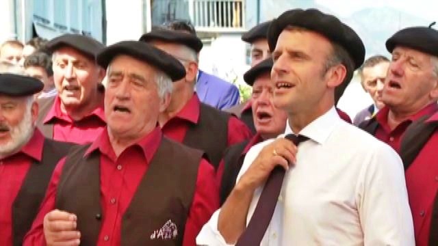 Macron con il basco canta con il coro locale negli Alti Pirenei