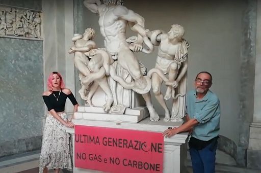 Musei vaticani, attivisti per clima s’incollano a statua Lacoonte