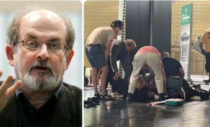 Aggredito sul palco a New York Salman Rushdie, autore 'Versi satanici'