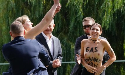 Scholz bersaglio delle Femen, le attiviste coperte e portate via