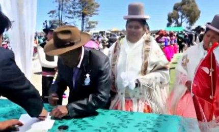 Tra riti e amuleti, 51 coppie convolano a nozze sul Lago Titicaca