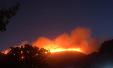 Pantelleria brucia, fuga di turisti e residenti. Armani e Tardelli lasciano la villa