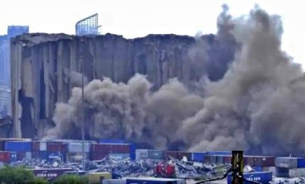 Le immagini del crollo del silos danneggiato nel porto di Beirut