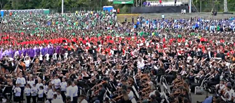 Con 16.000 musicisti a Bogotà il più grande concerto al mondo