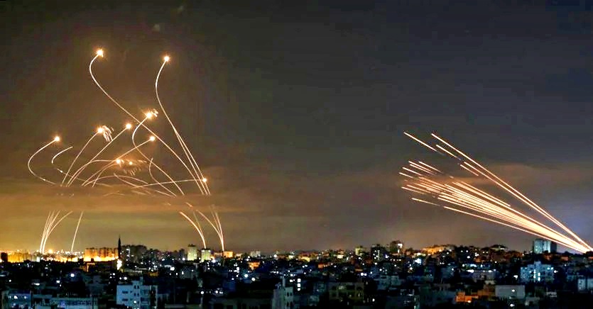 Oltre 100 razzi sparati da Gaza, 60 hanno raggiunto Israele. Ucciso leader della Jihad