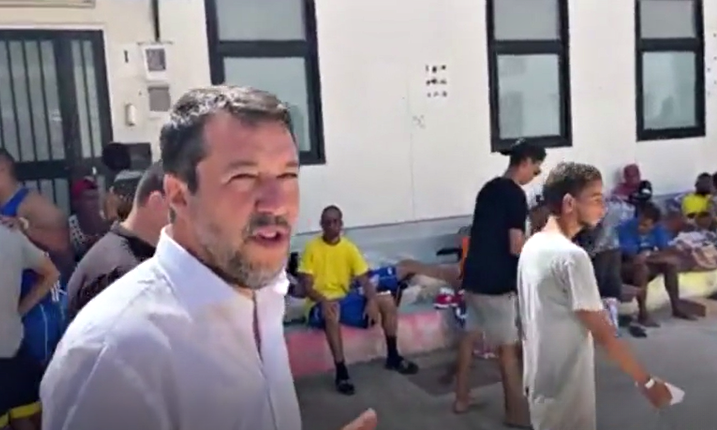 Salvini dall’hotspot di Lampedusa: “Non è accoglienza, è business”