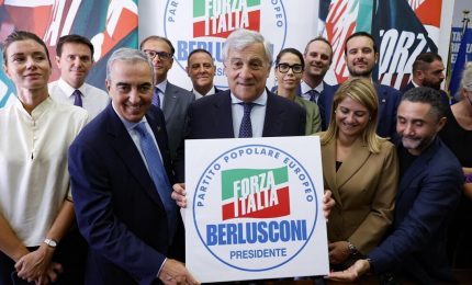 Tajani presenta il simbolo di Forza Italia: noi il vero centro