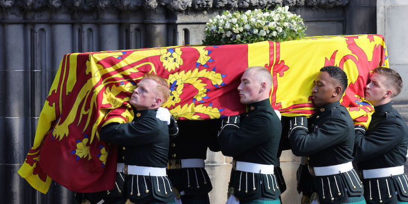 Il corteo funebre di Elisabetta II in mezzo alla folla in lacrime