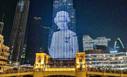 Elisabetta II proiettata anche sul Burj Khalifa di Dubai