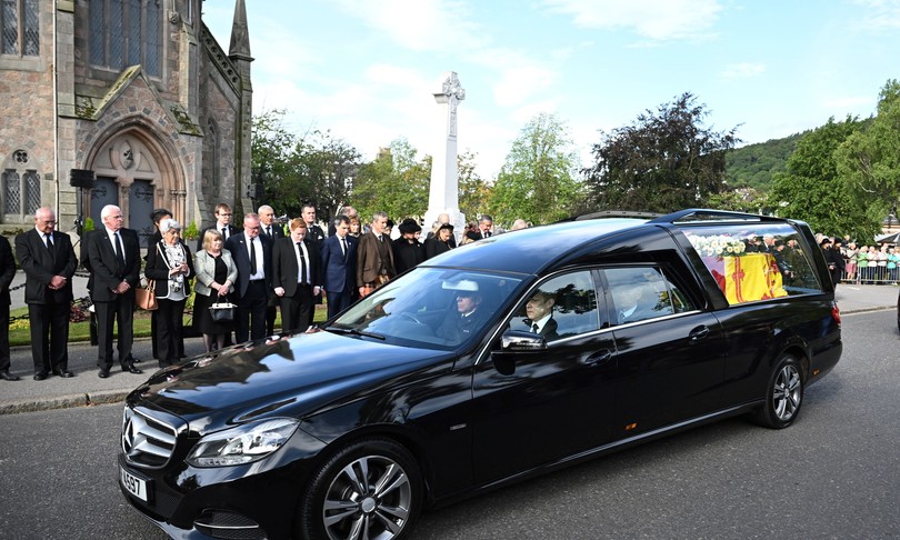 Feretro di Elisabetta II ha lasciato il castello di Balmoral