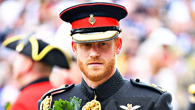 William ed Harry in uniforme per veglia a bara Regina