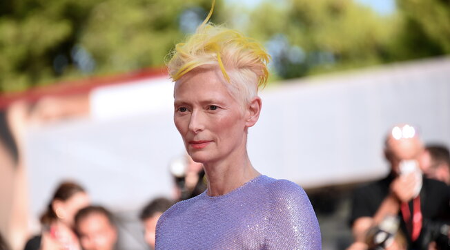 A Venezia Tilda Swinton e Penelope Cruz sfilano sul red carpet