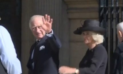 Carlo e Camilla a Belfast alla messa per Elisabetta II