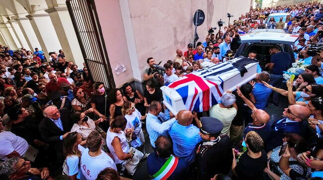 A Gragnano i funerali di Alessandro, applausi alla bara bianca