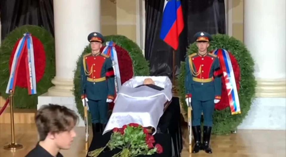Gorbaciov sepolto a Mosca accanto alla moglie Raissa. Putin assente ai funerali