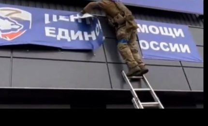 Ucraina, si rimuovono i manifesti russi vicino al confine