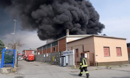Maxi rogo nel Milanese, bruciano litri di solventi: 3 feriti
