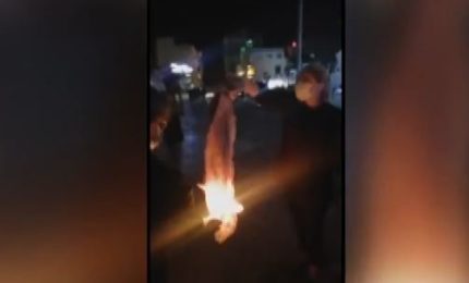Iran, manifestante brucia niqab tra applausi