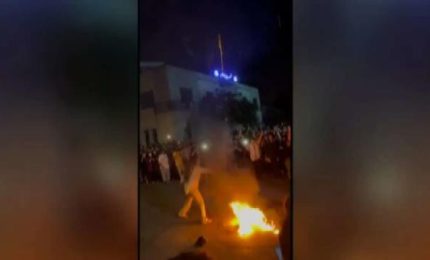 Iran, donna brucia velo dopo morte di Mahsa