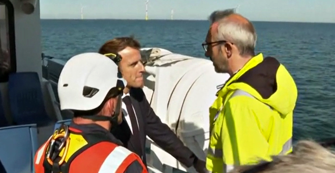 La Francia accelera, Macron inaugura un parco eolico offshore