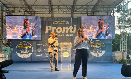 Elezioni, selfie Meloni sul palco di Palermo e abbraccio con Schifani