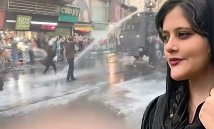 Iran, idranti contro le donne che protestano per Mahsa Amini
